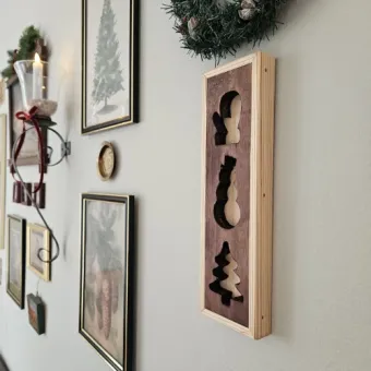 Sfeerfoto van houten kerst wandhanger met drie kerstfiguren