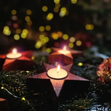 Extra sfeerfoto van houten kerstster waxinelichthouders in drie kleuren