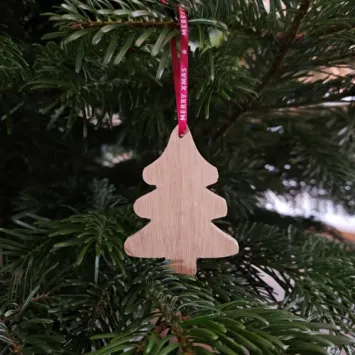 Sfeerfoto van eiken houten kersthanger in de vorm van een kerstboom